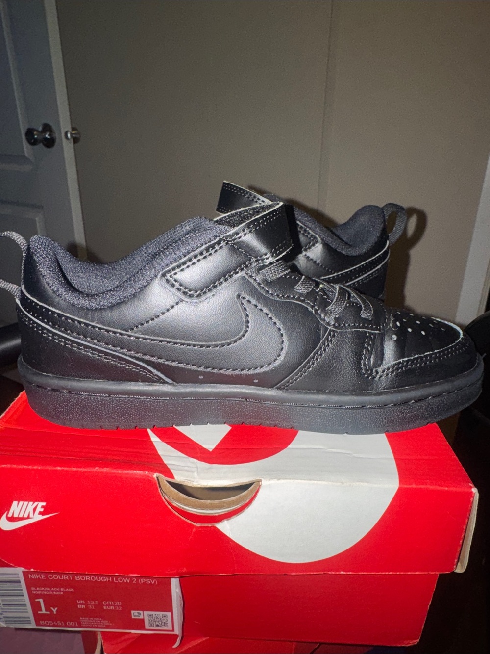 Nike Kids Black Low-Top Sneakers with Velcro Strap - Picture 10 of 15